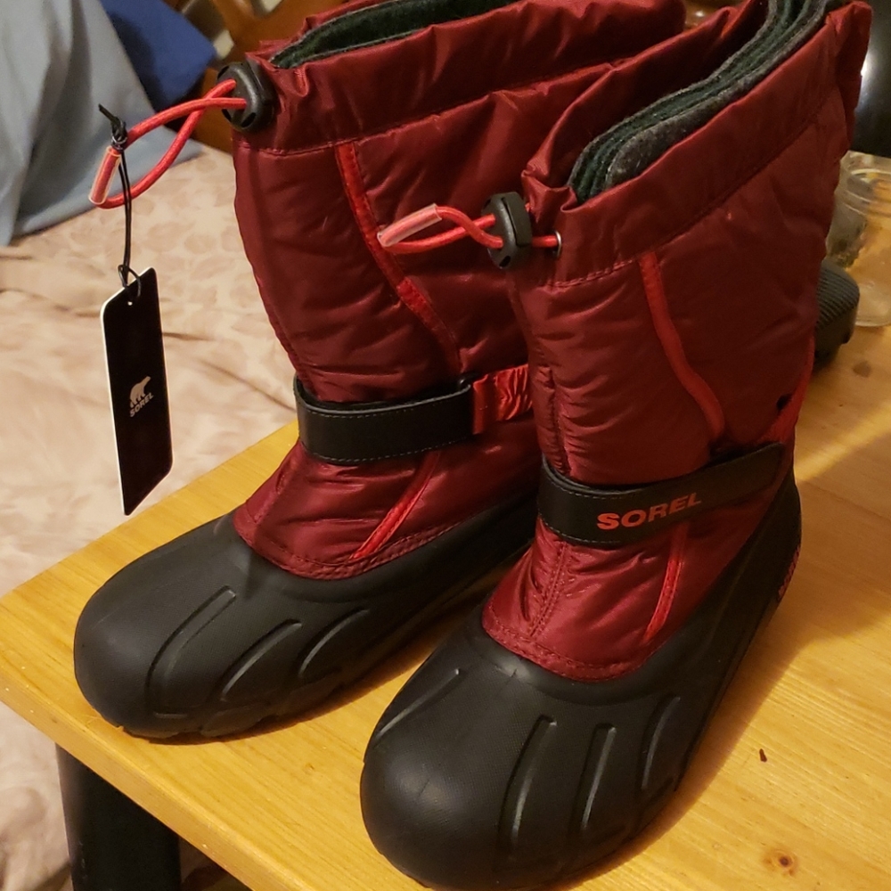 NWT Sorel Youth sz 7 in Red Jasper